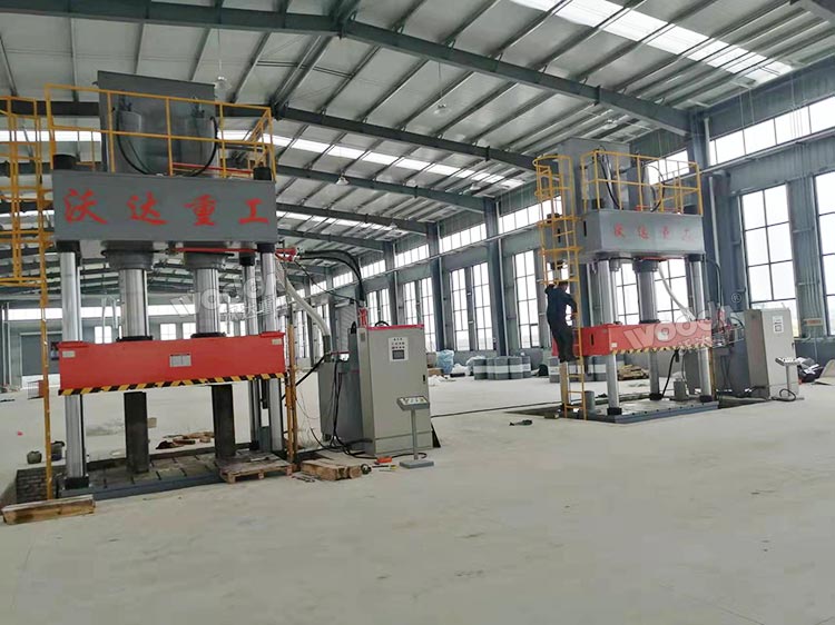 800噸三梁四柱液壓機(jī)客戶現(xiàn)場 800噸三梁四柱液壓機(jī)客戶現(xiàn)場