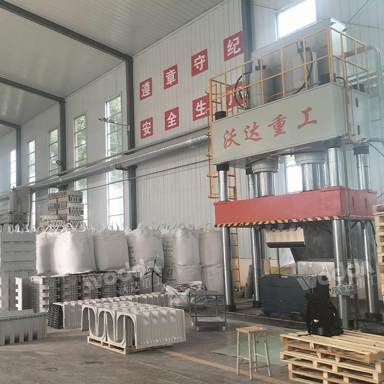 800噸三梁四柱液壓機(jī) 800噸三梁四柱液壓機(jī)