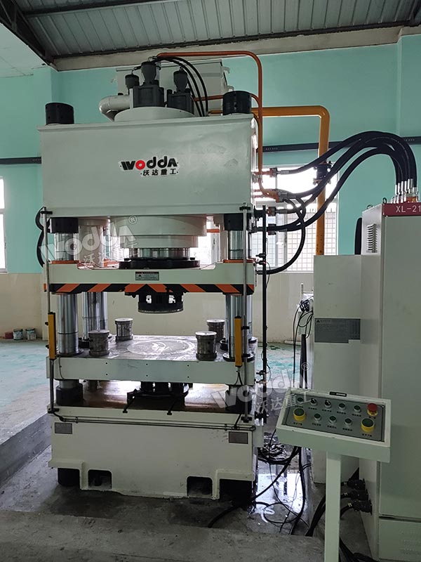 630噸陶瓷粉末成型液壓機(jī) 630噸陶瓷粉末成型液壓機(jī)