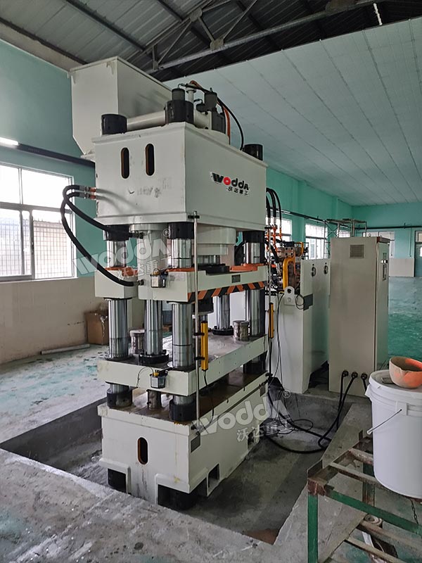 630噸四柱液壓機(jī)現(xiàn)場 630噸四柱液壓機(jī)現(xiàn)場