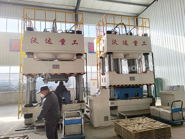 木屑托盤液壓機(jī)現(xiàn)場