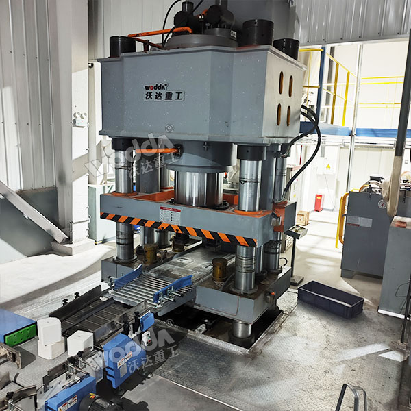 800噸四柱液壓機(jī) 800噸四柱液壓機(jī)