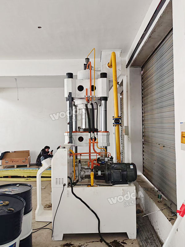 315噸四柱液壓機(jī)現(xiàn)場(chǎng) 315噸四柱液壓機(jī)現(xiàn)場(chǎng)