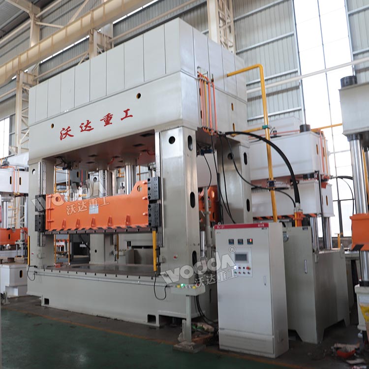 350噸框架式液壓機車間實物