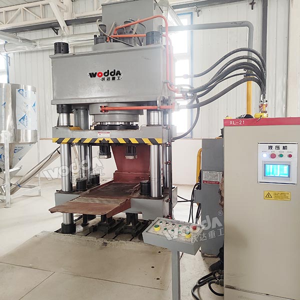 630噸牛羊舔磚液壓機(jī)