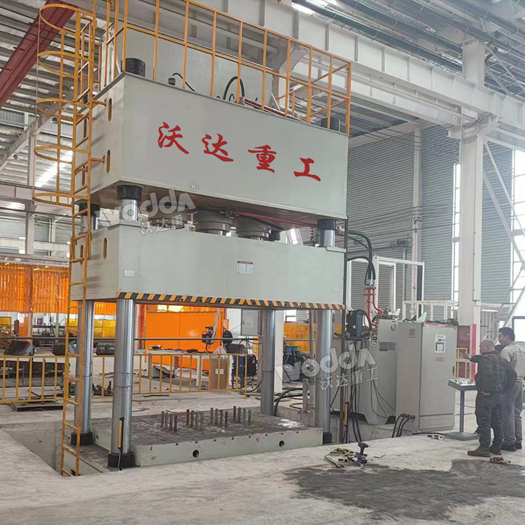 1000噸液壓墊拉伸液壓機(jī)現(xiàn)場(chǎng) 1000噸液壓墊拉伸液壓機(jī)現(xiàn)場(chǎng)