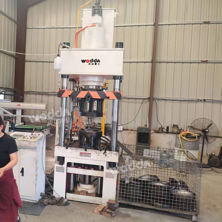 200噸封頭液壓機(jī)（生產(chǎn)線）