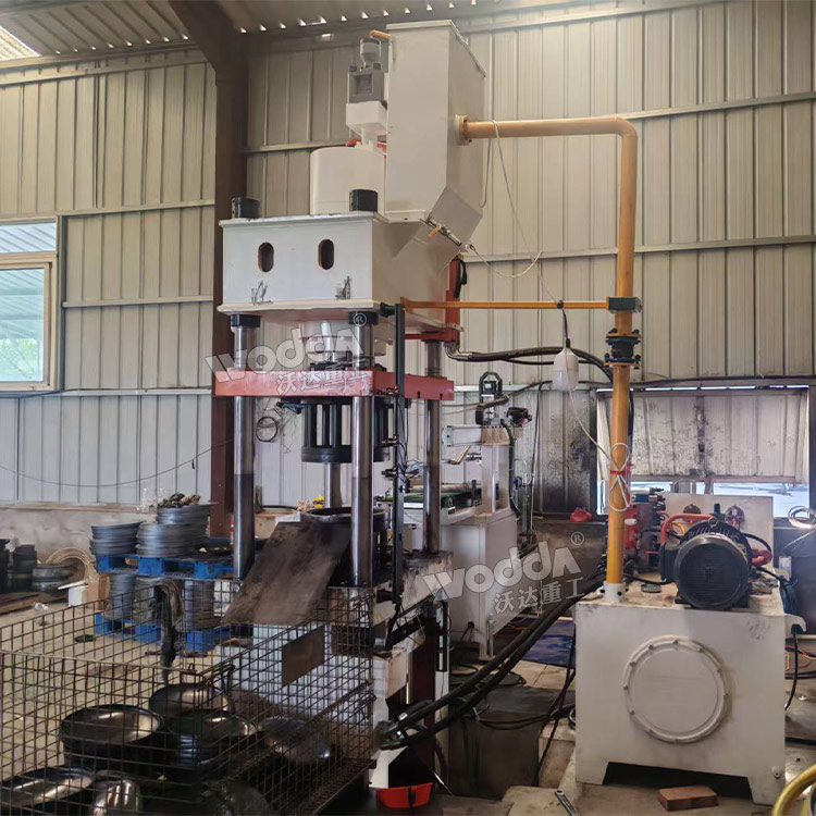 200噸封頭液壓機(jī)現(xiàn)場