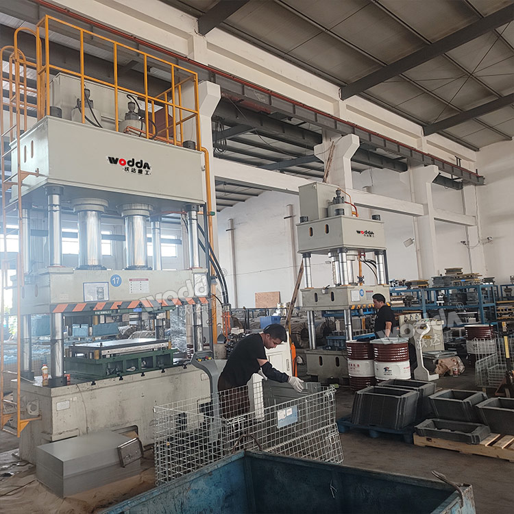 400噸四柱液壓機(jī) 400噸四柱液壓機(jī)