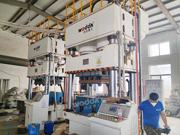 1600噸木屑托盤液壓機(jī)調(diào)試