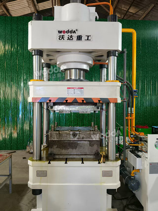 315噸復合材料成型液壓機 315噸復合材料成型液壓機