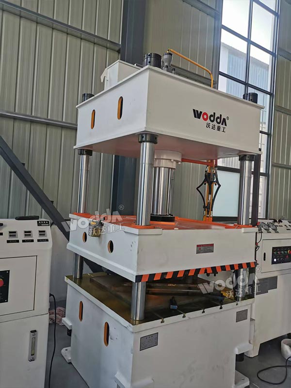 100噸四柱液壓機(jī)調(diào)試現(xiàn)場(chǎng) 100噸四柱液壓機(jī)調(diào)試現(xiàn)場(chǎng)