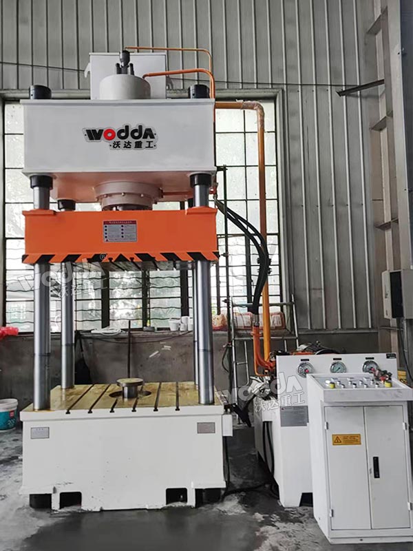 315噸四柱液壓機(jī)安裝完成 315噸四柱液壓機(jī)安裝完成