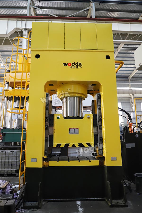 1000噸油壓機(jī) 1000噸油壓機(jī)