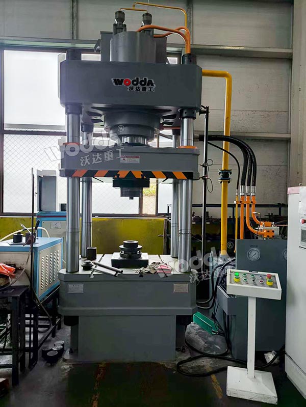 315噸熱鍛法蘭液壓機(jī) 315噸熱鍛法蘭液壓機(jī)