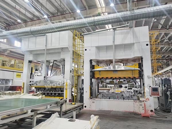 2臺汽車內(nèi)飾件成型液壓機.jpg 2臺汽車內(nèi)飾件成型液壓機.jpg