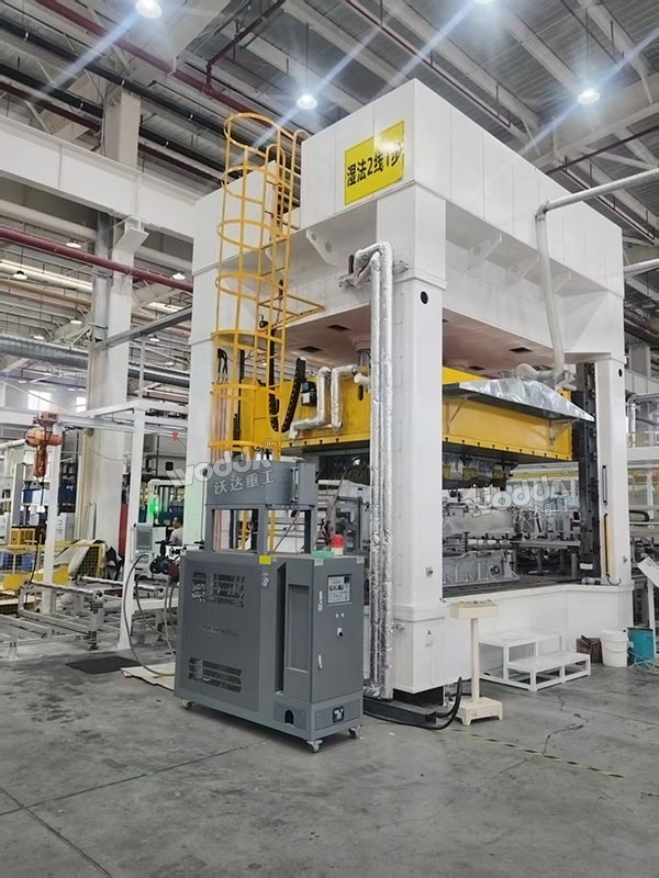 400噸框架式液壓機.jpg 400噸框架式液壓機.jpg