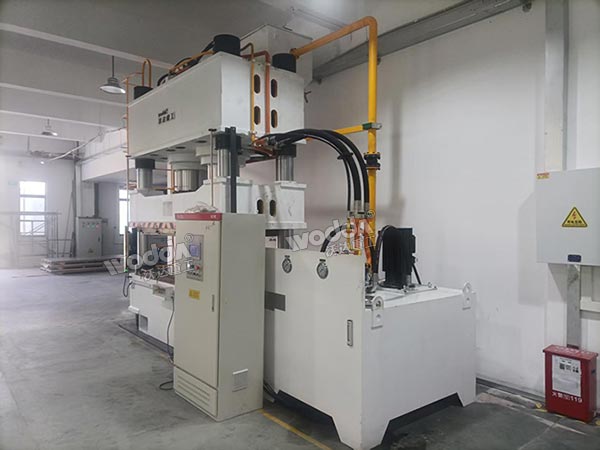 800噸液壓機(jī)現(xiàn)場(chǎng) 800噸液壓機(jī)現(xiàn)場(chǎng)