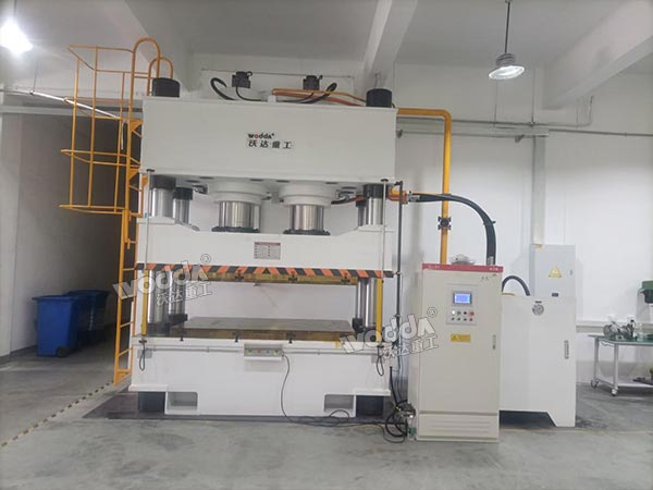 800噸四柱液壓機(jī) 800噸四柱液壓機(jī)