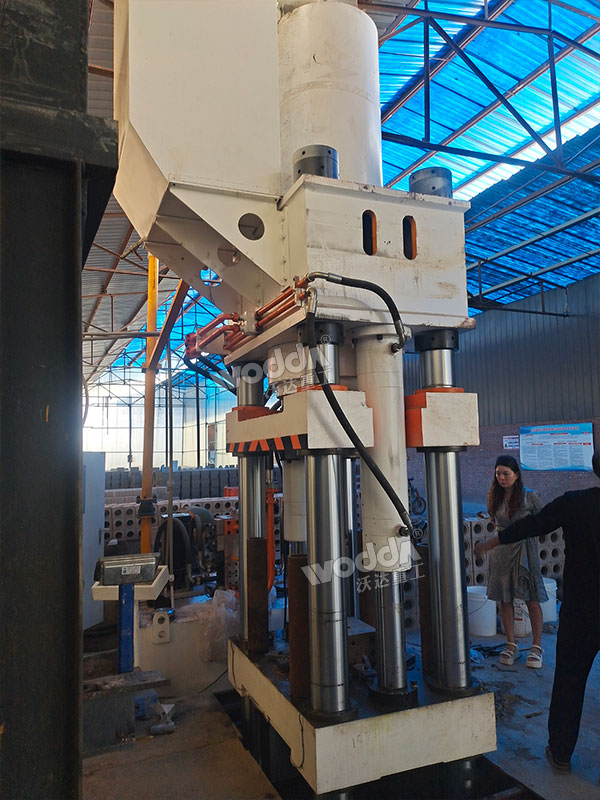 630噸粉末成型液壓機安裝完成 630噸粉末成型液壓機安裝完成