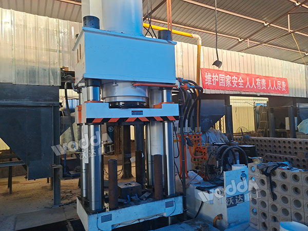 630噸四柱液壓機試機 630噸四柱液壓機試機