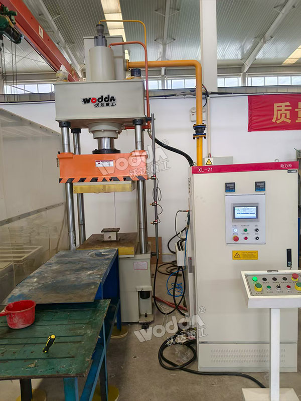 100噸四柱液壓機(jī) 100噸四柱液壓機(jī)