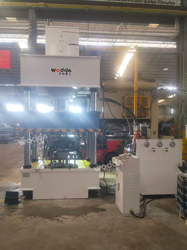 400噸汽車配件成型液壓機現(xiàn)場