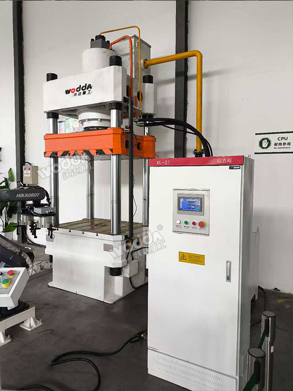 315噸四柱液壓機現(xiàn)場 315噸四柱液壓機現(xiàn)場