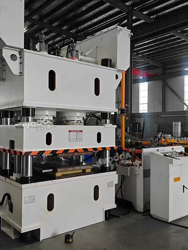 2400噸鋼木門壓花機(jī) 2400噸鋼木門壓花機(jī)