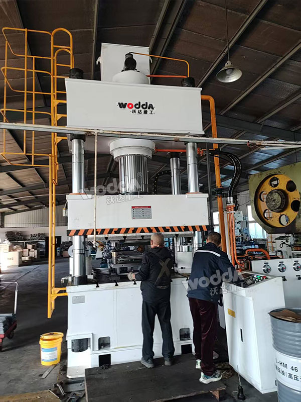 500噸汽車底盤配件成型液壓機(jī) 500噸汽車底盤配件成型液壓機(jī)