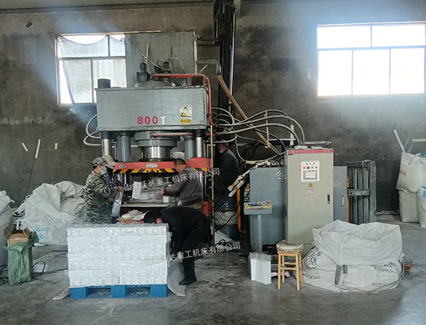 800噸牛羊舔磚液壓機