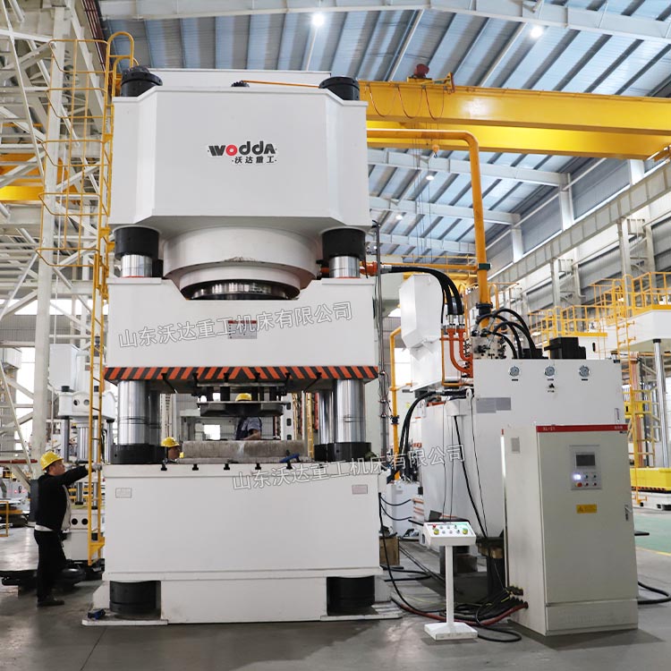 2500噸掛車(chē)鞍座沖壓成型液壓機(jī)試機(jī)