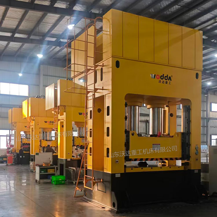 800噸框架式液壓機(jī)安裝完成 800噸框架式液壓機(jī)安裝完成