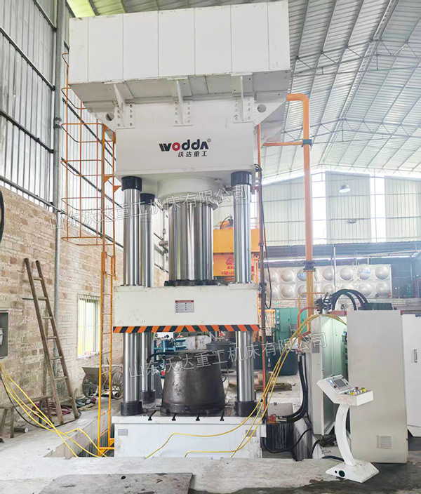 1200噸塑料水缸成型液壓機(jī)現(xiàn)場