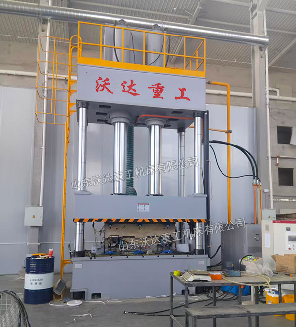 復(fù)合材料成型液壓機現(xiàn)場 復(fù)合材料成型液壓機現(xiàn)場