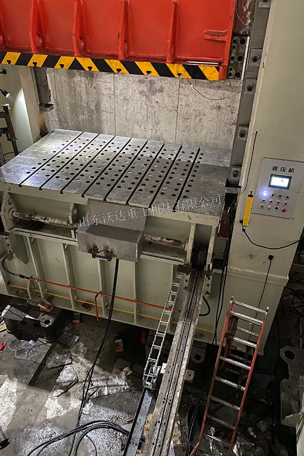 2500噸框架式液壓機細節(jié) 2500噸框架式液壓機細節(jié)