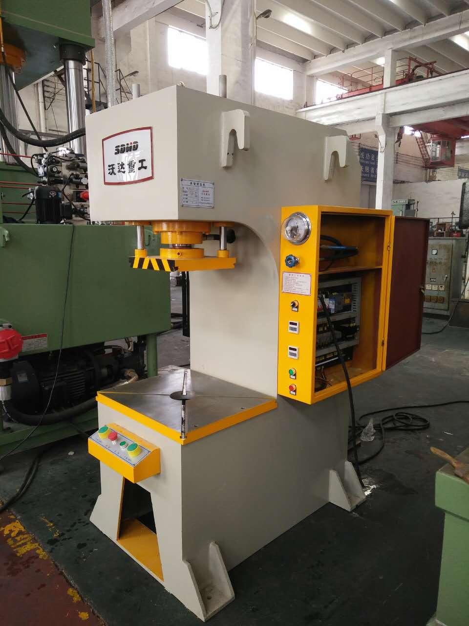 單臂液壓機(jī)實物圖