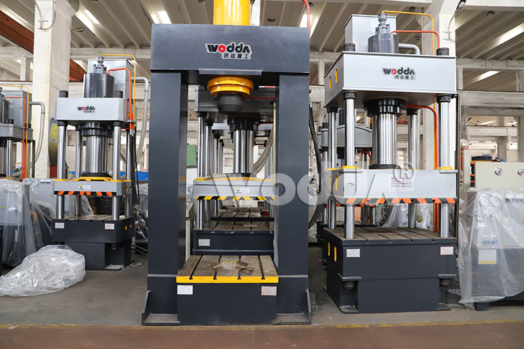 300噸龍門液壓機(jī)車間實(shí)物 300噸龍門液壓機(jī)車間實(shí)物